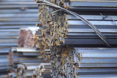 Metal profiller farklı türde metal ürünler depoda bulunan