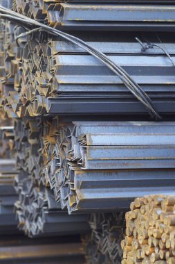 Metal profiller farklı türde metal ürünler depoda, Rusya bulunur