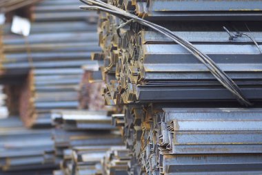 Metal profiller farklı türde metal ürünler depoda, Rusya bulunur