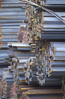 Metal profiller farklı türde metal ürünler depoda, Rusya bulunur