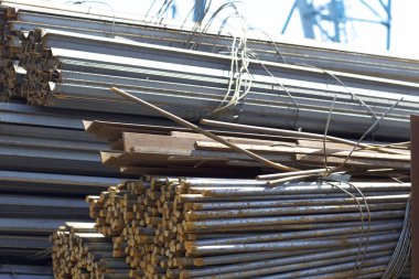 Metal profiller farklı türde metal ürünler depoda, Rusya bulunur