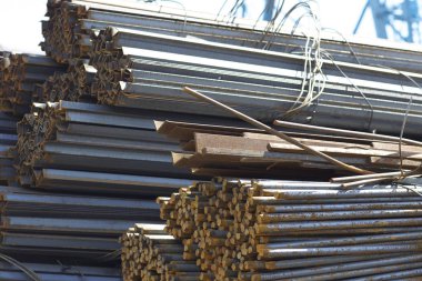 Metal profiller farklı türde metal ürünler depoda, Rusya bulunur