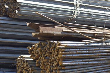 Metal profiller farklı türde metal ürünler depoda bulunan