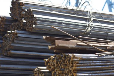 Metal profiller farklı türde metal ürünler depoda, Rusya bulunur