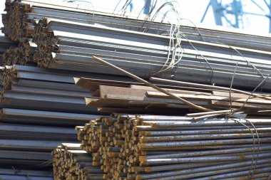 Metal profiller farklı türde metal ürünler depoda, Rusya bulunur