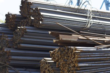 Metal profiller farklı türde metal ürünler depoda, Rusya bulunur