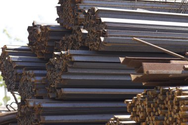 Metal profiller farklı türde metal ürünler depoda, Rusya bulunur