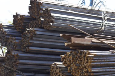 Metal profiller farklı türde metal ürünler depoda, Rusya bulunur