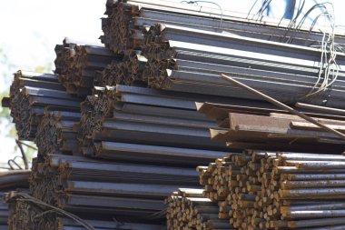 Metal profiller farklı türde metal ürünler depoda bulunan