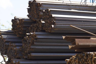 Metal profiller farklı türde metal ürünler depoda, Rusya bulunur