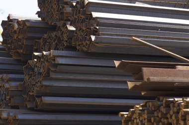 Metal profiller farklı türde metal ürünler depoda, Rusya bulunur
