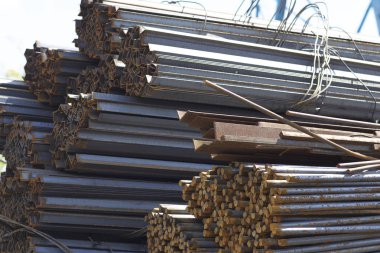Metal profiller farklı türde metal ürünler depoda, Rusya bulunur