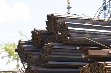 Metal profiller farklı türde metal ürünler depoda, Rusya bulunur