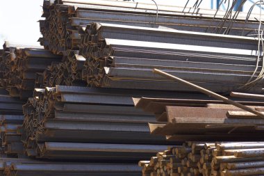 Metal profiller farklı türde metal ürünler depoda, Rusya bulunur