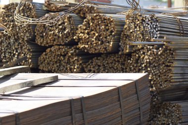 Metal profiller farklı türde metal ürünler depoda, Rusya bulunur