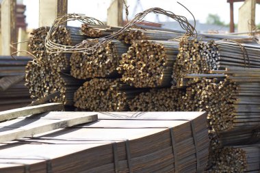 Metal profiller farklı türde metal ürünler depoda, Rusya bulunur