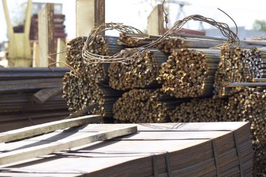 Metal profiller farklı türde metal ürünler depoda, Rusya bulunur