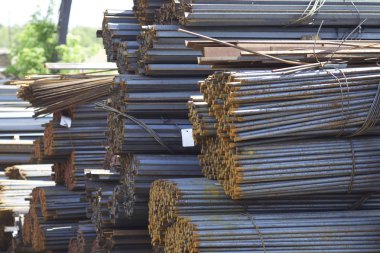 Metal profiller farklı türde metal ürünler depoda, Rusya bulunur