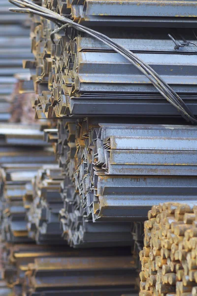 Metal profiller farklı türde metal ürünler depoda bulunan