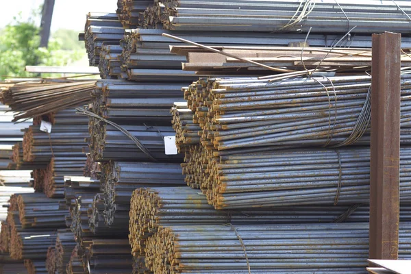 Metal profiller farklı türde metal ürünler depoda, Rusya bulunur