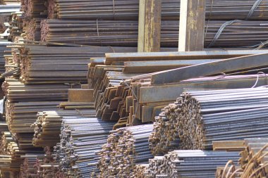 Metal profiller farklı türde metal ürünler depoda, Rusya bulunur
