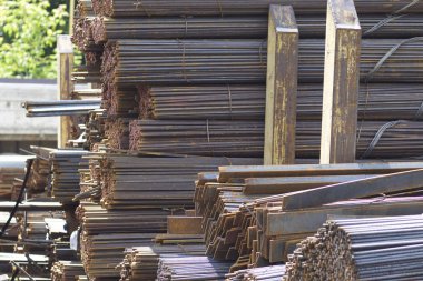 Metal profiller farklı türde metal ürünler depoda, Rusya bulunur