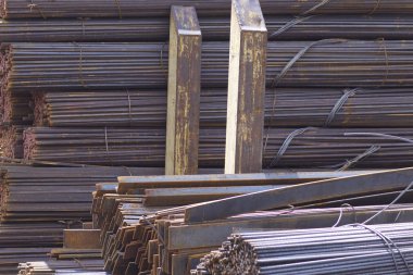 Metal profiller farklı türde metal ürünler depoda, Rusya bulunur