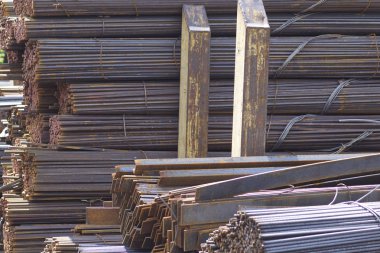 Metal profiller farklı türde metal ürünler depoda, Rusya bulunur