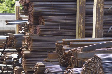 Metal profiller farklı türde metal ürünler depoda, Rusya bulunur