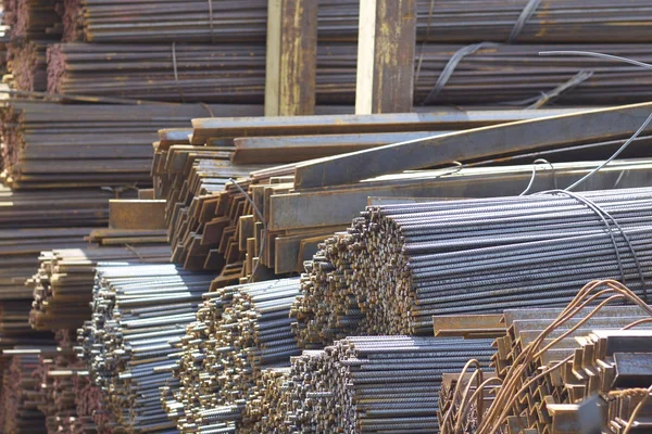 Metal profiller farklı türde metal ürünler depoda bulunan