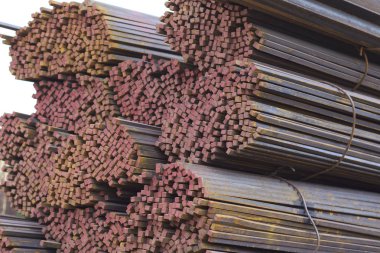 Metal profiller farklı türde metal ürünler depoda bulunan