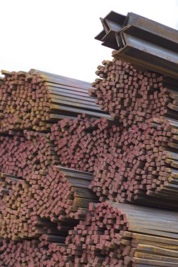 Metal profiller farklı türde metal ürünler depoda, Rusya bulunur