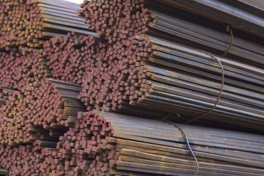 Metal profiller farklı türde metal ürünler depoda, Rusya bulunur