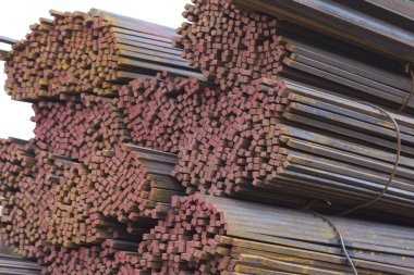 Metal profiller farklı türde metal ürünler depoda, Rusya bulunur