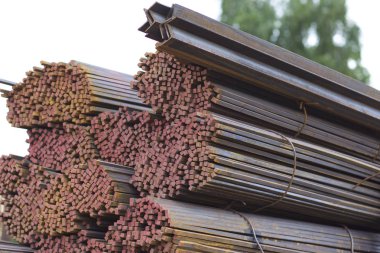 Metal profiller farklı türde metal ürünler depoda, Rusya bulunur