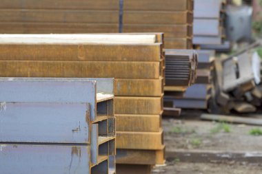 Metal profiller farklı türde metal ürünler depoda, Rusya bulunur