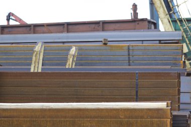 Metal profiller farklı türde metal ürünler depoda, Rusya bulunur