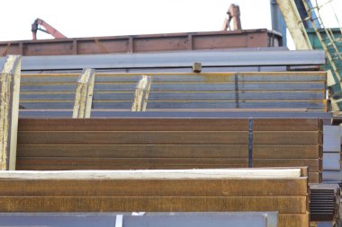 Metal profiller farklı türde metal ürünler depoda, Rusya bulunur