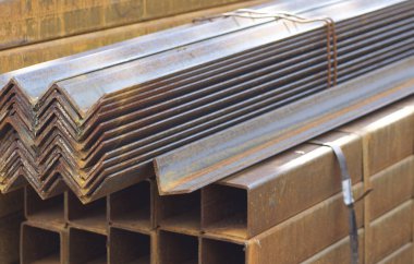 Metal profiller farklı türde metal ürünler depoda, Rusya bulunur