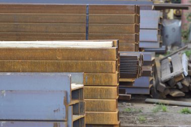 Metal profiller farklı türde metal ürünler depoda, Rusya bulunur