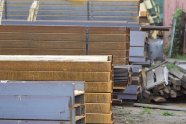 Metal profiller farklı türde metal ürünler depoda, Rusya bulunur