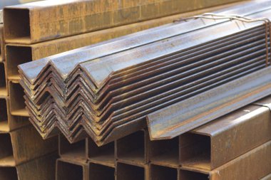 Metal profiller farklı türde metal ürünler depoda, Rusya bulunur