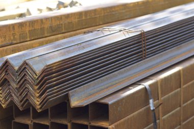 Metal profiller farklı türde metal ürünler depoda bulunan