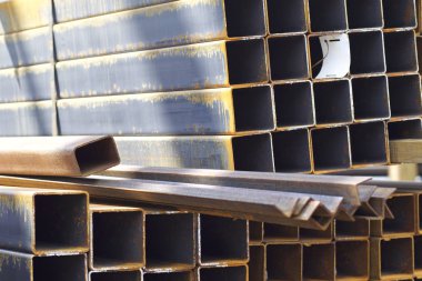 Metal profiller farklı türde metal ürünler depoda, Rusya bulunur