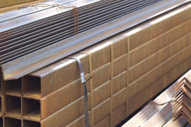 Metal profiller farklı türde metal ürünler depoda, Rusya bulunur