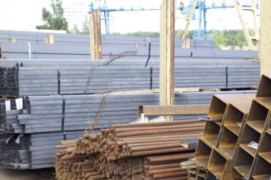 Metal profiller farklı türde metal ürünler depoda, Rusya bulunur