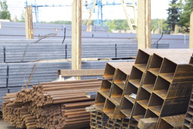 Metal profiller farklı türde metal ürünler depoda, Rusya bulunur