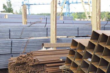 Metal profiller farklı türde metal ürünler depoda bulunan