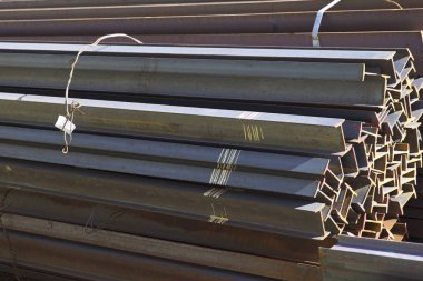 Metal profiller farklı türde metal ürünler depoda, Rusya bulunur