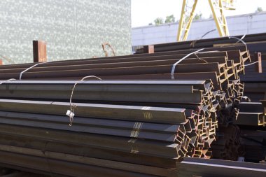 Metal profiller farklı türde metal ürünler depoda, Rusya bulunur